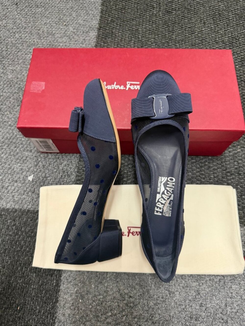 NWT Salvatore Ferragamo Vara Dots Navy Mesh Polka Dot Bow Pump 7B